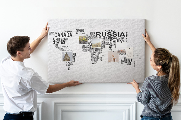Tablica korkowa Mapa świata z nazwami krajów.