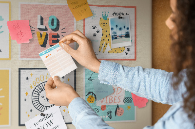 Tablica korkowa Kolorowe grafiki z pozytywnymi hasłami.