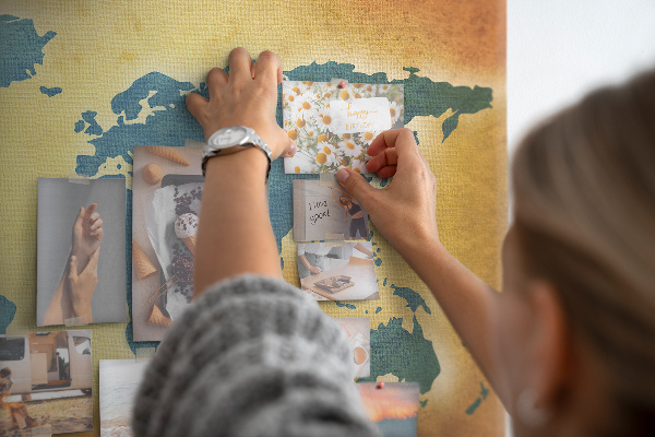 Tablica korkowa ozdobna Mapa świata na tle brązowego papieru.