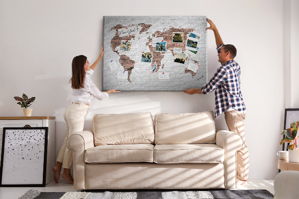 Tablica korkowa z nadrukiem Światowa mapa na tle ceglanej ściany