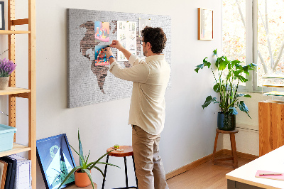 Tablica korkowa z nadrukiem Światowa mapa na tle ceglanej ściany