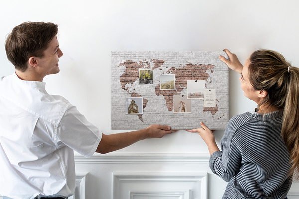 Tablica korkowa z nadrukiem Światowa mapa na tle ceglanej ściany