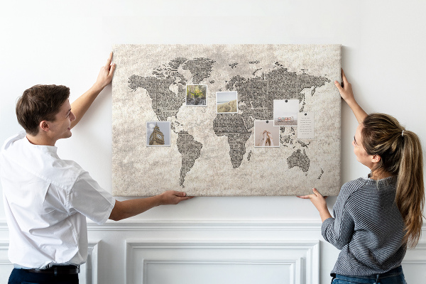 Tablica korkowa ozdobna Mapa świata z teksturą gazety.