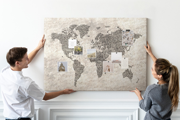 Tablica korkowa ozdobna Mapa świata z teksturą gazety.