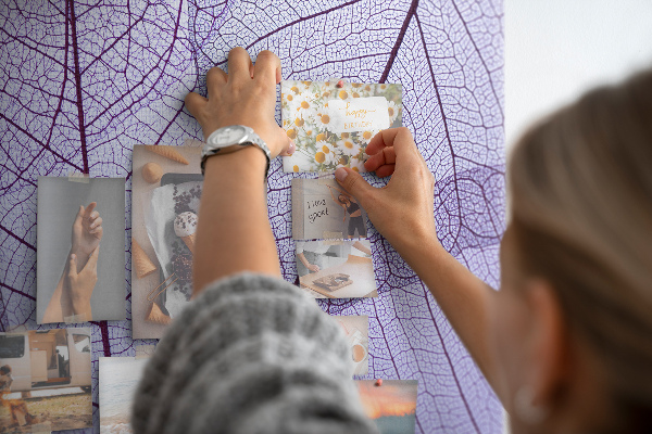 Tablica korkowa z nadrukiem Delikatny wzór liści na purpurowym tle