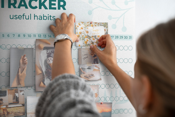 Tablica korkowa Śledzenie nawyków z delikatnym wzorem roślinnym