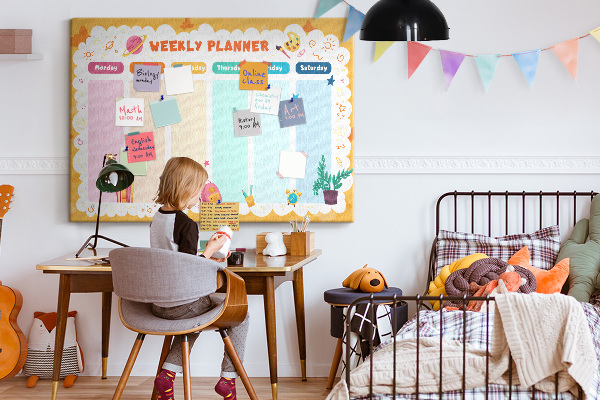 Tablica korkowa z nadrukiem Kolorowy planner tygodniowy z motywami szkolnymi