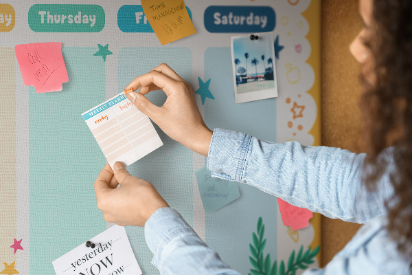 Tablica korkowa z nadrukiem Kolorowy planner tygodniowy z motywami szkolnymi