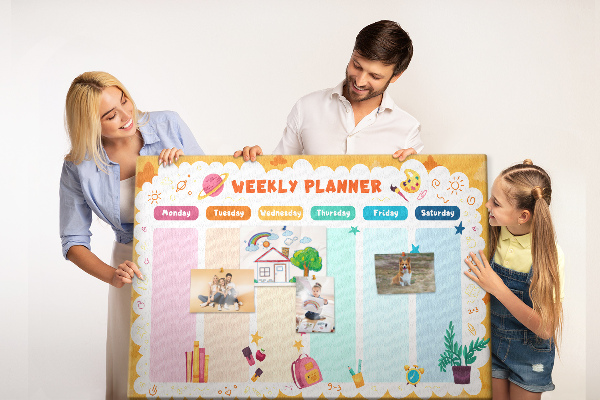 Tablica korkowa z nadrukiem Kolorowy planner tygodniowy z motywami szkolnymi