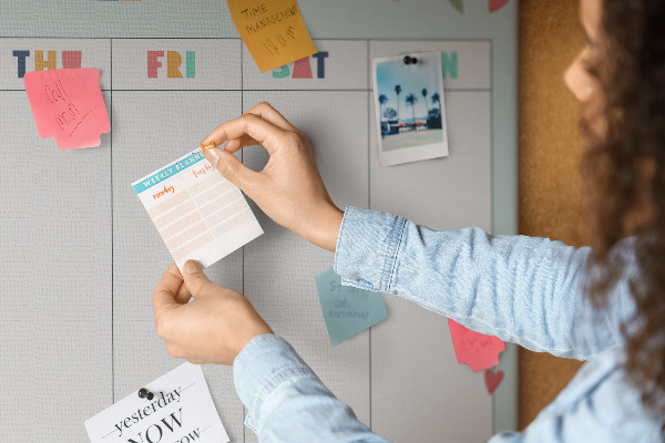 Tablica korkowa ozdobna Kwiatowy planner tygodniowy z kolorowymi detalami