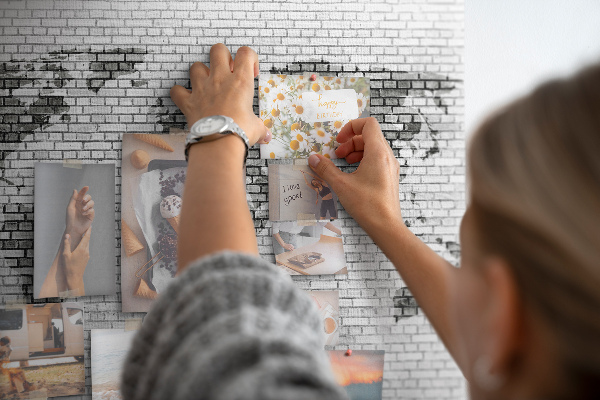 Tablica korkowa ozdobna Mapa świata na ceglanej ścianie