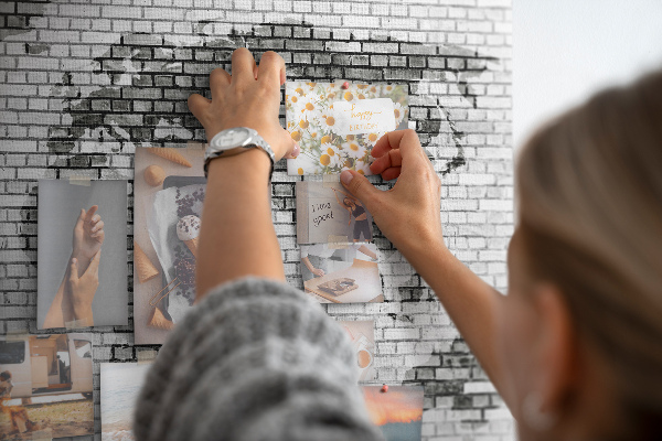 Tablica korkowa ozdobna Mapa świata na ceglanej ścianie