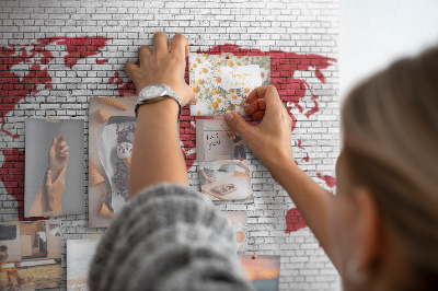 Tablica korkowa z nadrukiem Czerwony kontur świata na ceglanej ścianie