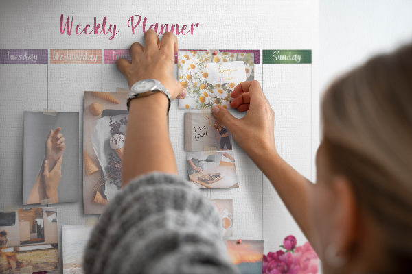 Tablica korkowa Kwiecisty planner tygodniowy z kolorami.
