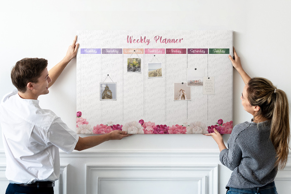 Tablica korkowa Kwiecisty planner tygodniowy z kolorami.
