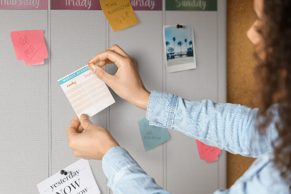 Tablica korkowa Kwiecisty planner tygodniowy z kolorami.