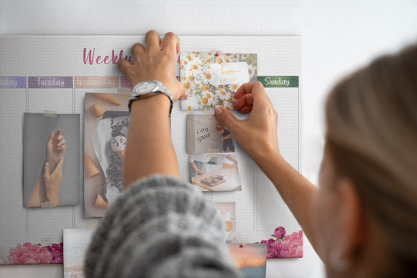 Tablica korkowa Kwiecisty planner tygodniowy z kolorami.