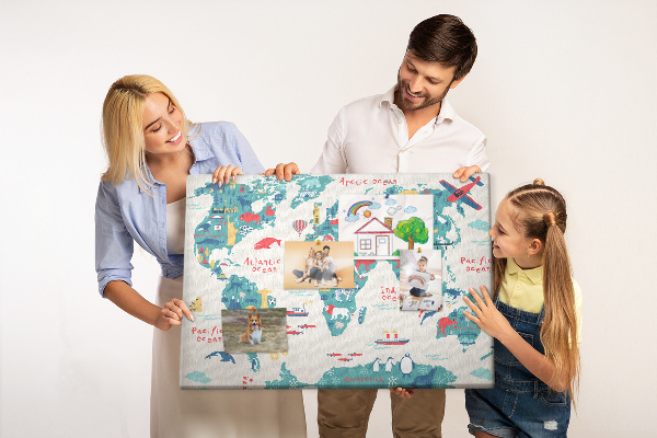 Tablica korkowa ozdobna Kolorowa mapa świata z ikonami zwierząt