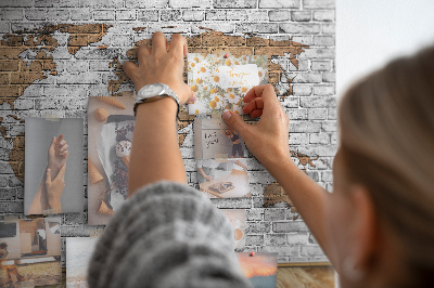 Tablica korkowa z nadrukiem Mapa świata na ceglanej ścianie