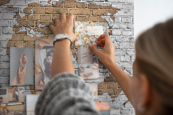 Tablica korkowa z nadrukiem Mapa świata na ceglanej ścianie