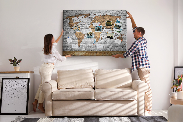 Tablica korkowa z nadrukiem Mapa świata na ceglanej ścianie