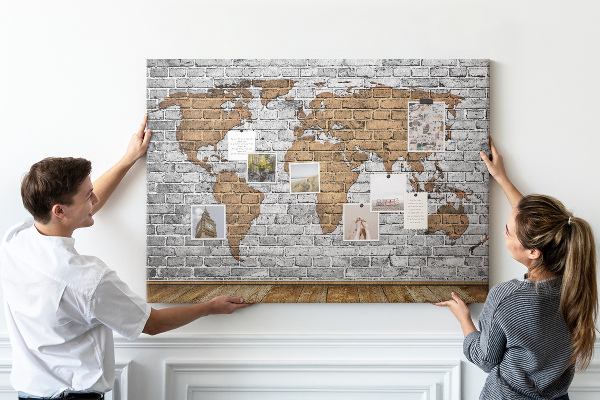 Tablica korkowa z nadrukiem Mapa świata na ceglanej ścianie