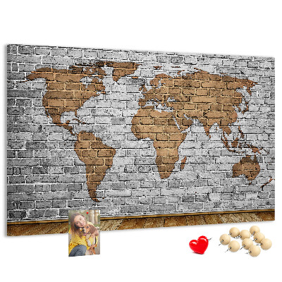 Tablica korkowa z nadrukiem Mapa świata na ceglanej ścianie