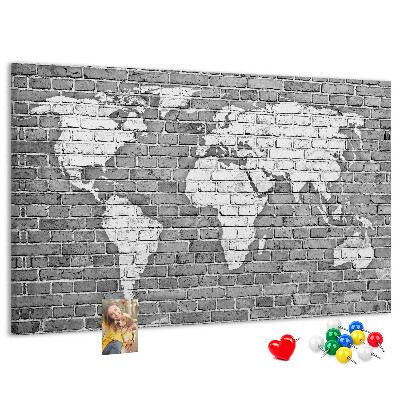 Tablica korkowa Mapa świata na ceglanej ścianie