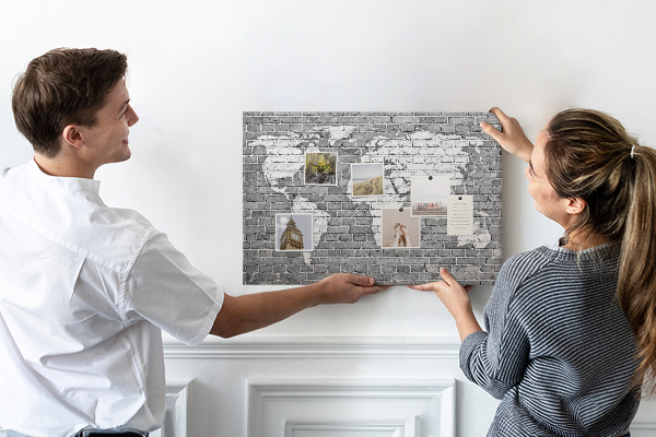 Tablica korkowa Mapa świata na ceglanej ścianie