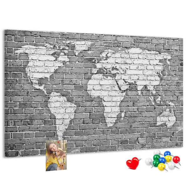 Tablica korkowa Mapa świata na ceglanej ścianie