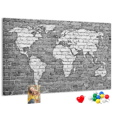 Tablica korkowa Mapa świata na ceglanej ścianie