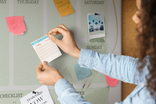 Tablica korkowa ozdobna Zielony planner tygodniowy z roślinnymi akcentami