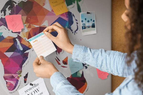 Tablica korkowa z nadrukiem Kolorowa mapa świata w stylu geometrycznym