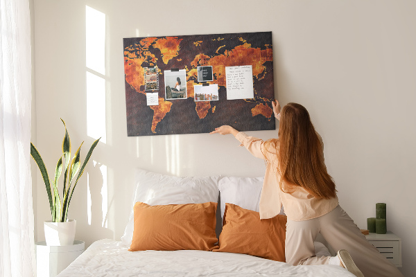Tablica korkowa Złota mapa świata na tle brązu