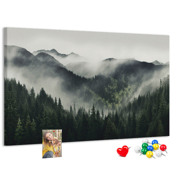 Tablica korkowa Mglista panorama górska z lasem sosnowym
