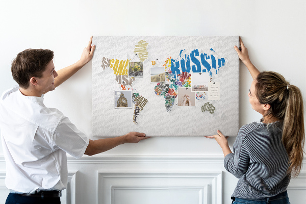 Tablica korkowa Kolorowa mapa świata z nazwami krajów