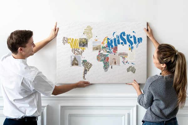 Tablica korkowa z nadrukiem Mapa świata z nazwami krajów.