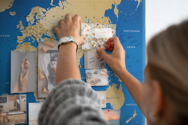 Tablica korkowa Mapa świata z kolorowymi pinezkami