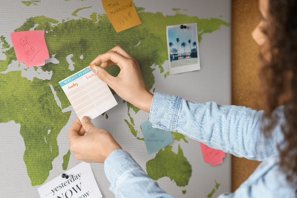 Tablica korkowa z nadrukiem Zielona mapa świata z akwarelowym efektem
