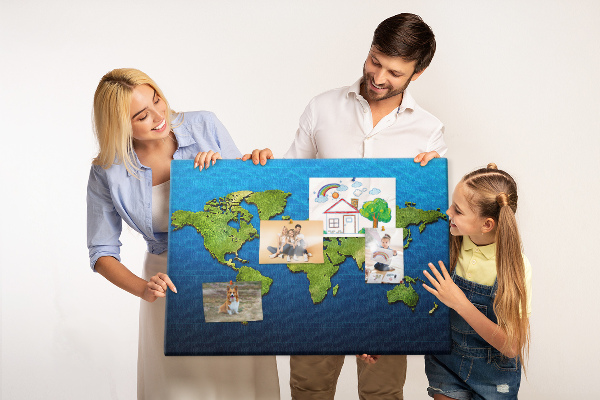 Tablica korkowa Zielona mapa świata na tle oceanu