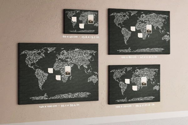 Tablica korkowa z nadrukiem Mapa świata w formie tekstu.