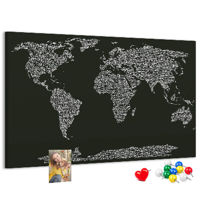 Tablica korkowa z nadrukiem Mapa świata w formie tekstu.