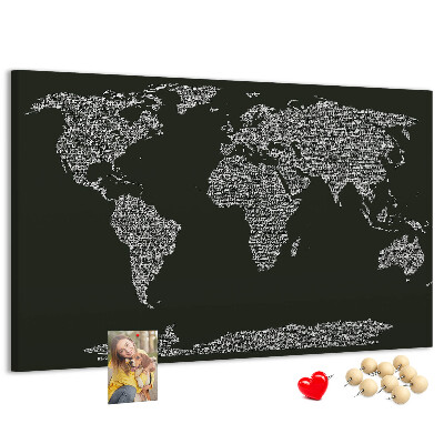 Tablica korkowa z nadrukiem Mapa świata w formie tekstu.