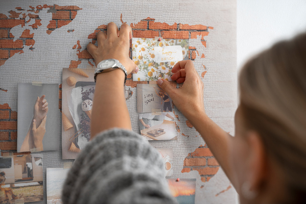 Tablica korkowa z nadrukiem Mapa świata na tle ceglanej ściany