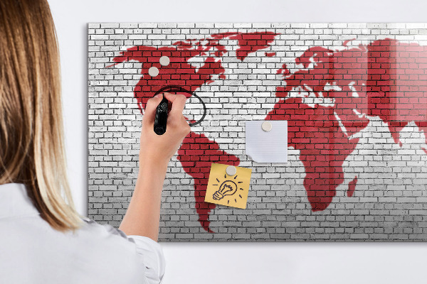 Tablica magnetyczna z pisakiem Mapa świata z miejscami do zdjęć