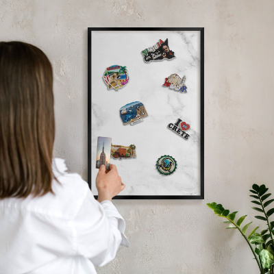 Tablica do magnesów w czarnej ramie Elegancki marmur