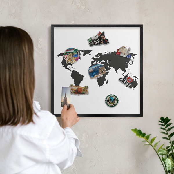 Ozdobna tablica na magnesy w czarnej ramie Mapa świata