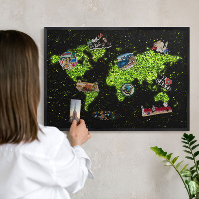 Ozdobna tablica na magnesy w czarnej ramie Zielona mapa
