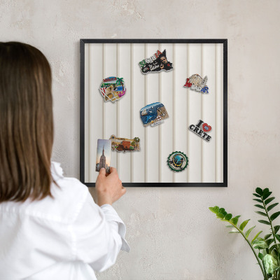 Tablica magnetyczna na magnesy czarna rama Pionowe linie