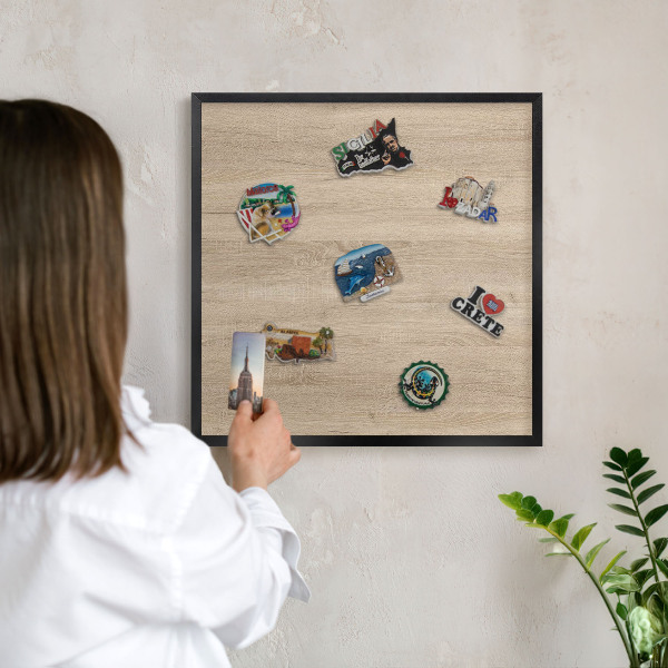 Ozdobna tablica na magnesy w czarnej ramie Drewniane tło